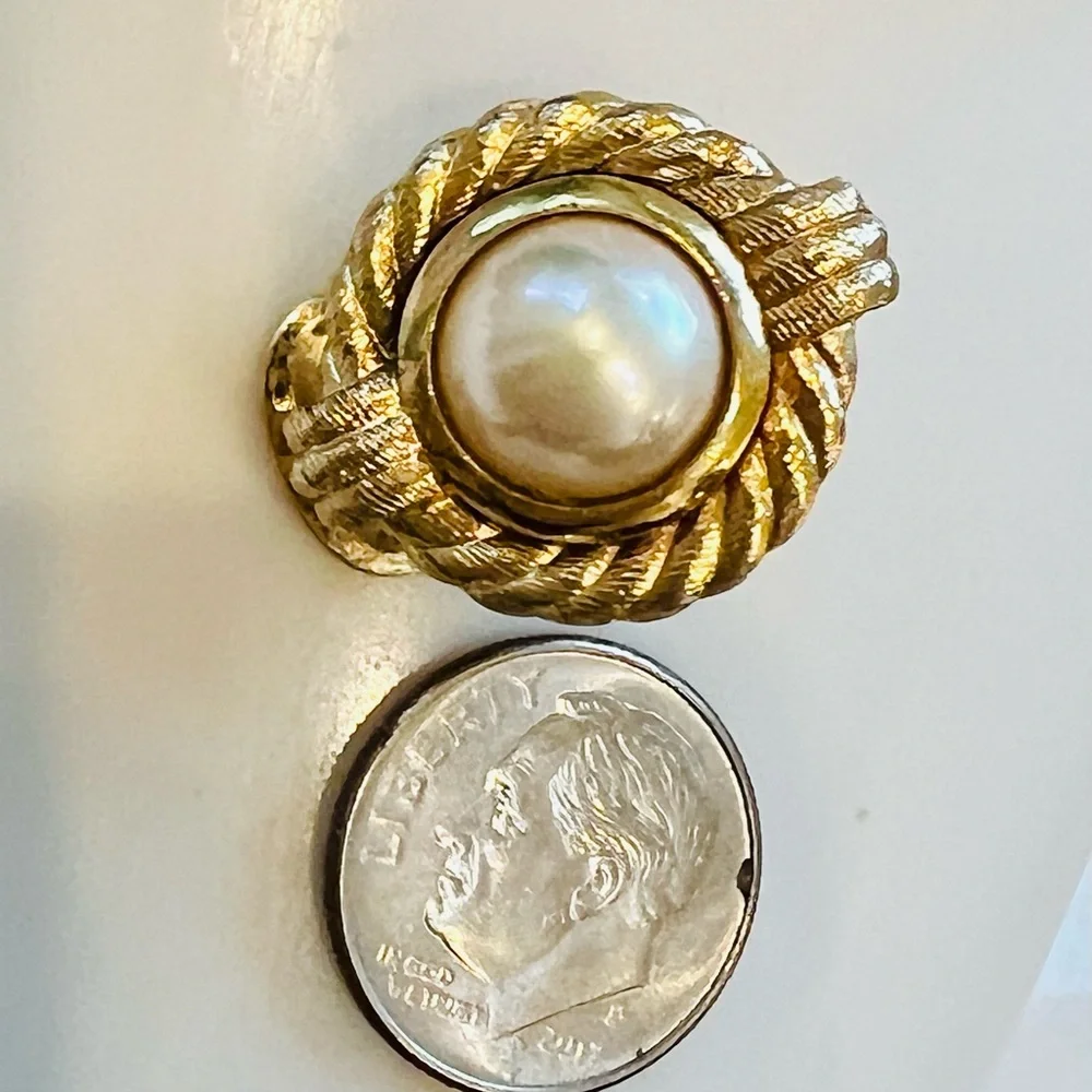 Vintage Dior Gold-Tone Rope Button Clip Earrings with Pearl Center - Picture 5 of 7